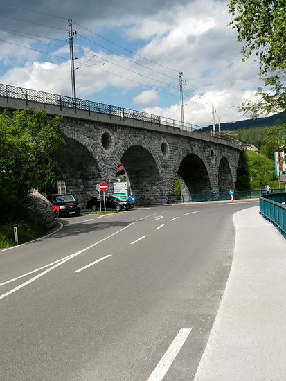 Das aus in der Umgebung gewonnenen Natursteinen gebaute Ehrwalder Eisenbahn-Viadukt mit seinen vier Bögen.
Für mich heißt es hier links weg und unten durch.