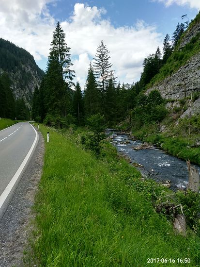 Ab dem Viadukt in Ehrwald verläuft die Loisach parallel zur Bundesstraße 187, die bei Lermoos beginnt und ab der Staatsgrenze nach Deutschland in die B 23 übergeht.