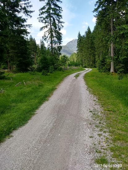 Für nicht Eilige läßt sich nach kurzer Straßennutzung diese bequem auf einer parallel verlaufenden und gut befahrbaren Schotterpiste vermeiden.