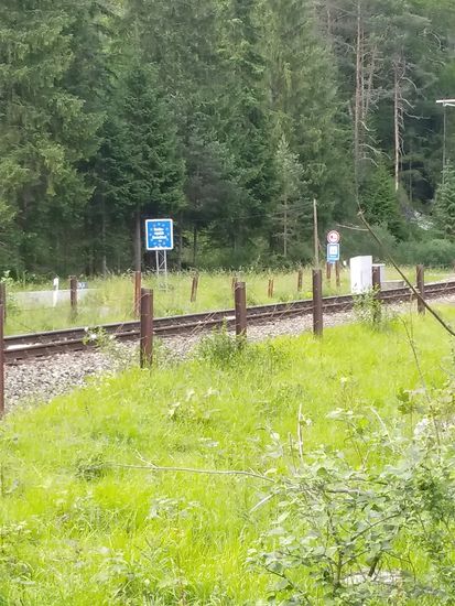 An der Bundesstraße erscheint das blaue Schild zum Grenzübergang in die Bundesrepublik Deutschland.