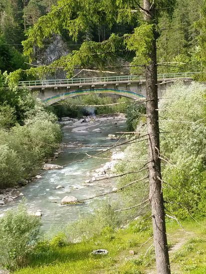 Bei Grainau eine von drei Eisenbahnbrücken der Außerfernbahn von Garmisch-Partenkirchen über Reutte in Tirol nach Kempten im Allgäu, die über die Loisach führen.