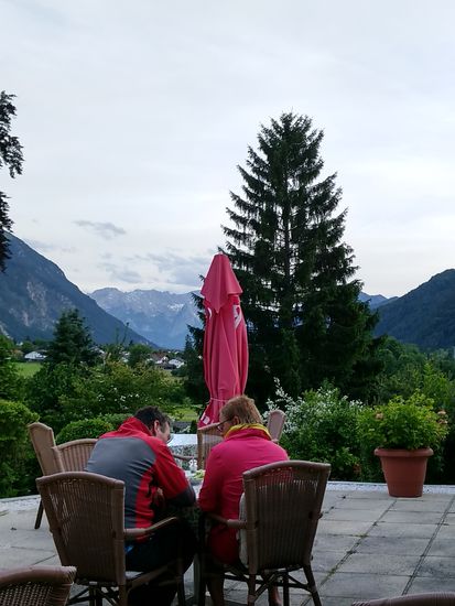 Schließlich und letztendlich erreichte ich an diesem vorletzten Tourtag meine Unterkunft, den Tonihof am östlichen Ortsrand von Eschenlohe, wo ich auf der Terrasse nach dem ganzen Tag genüsslich mein Abendessen zu mir nahm. Ich möchte noch erwähnen, daß es wirklich nicht so frisch im Freien war, wie das vor mir sitzende Paar den Eindruck erweckt - ich saß ohne Probleme mit der kurzen Radkleidung da.
Und ich möchte auch nicht verschweigen, daß ich der Chefin den Vorschlag unterbreitete, den aussichtmindernden Nadelbaum vor meinem Gesichtsfeld zu eliminieren - was zu viel ist, ist einfach zuviel.
Jedoch entgegnete sie mir, daß sich dieses Gewächs auf Nachbars Grunde befinde und dieser keine entsprechende Absicht zum Rückschnitt habe.