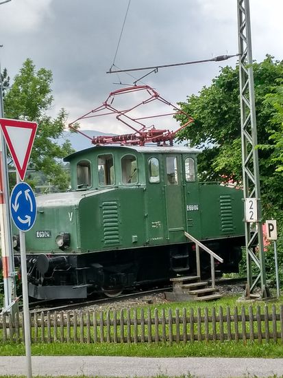 Am Bahnhof Murnau passiert man "Johanna", eine E-Lok-Veteranin, die von 1922 bis zur Ausmusterung 1977 ihren Dienst verrichtete.