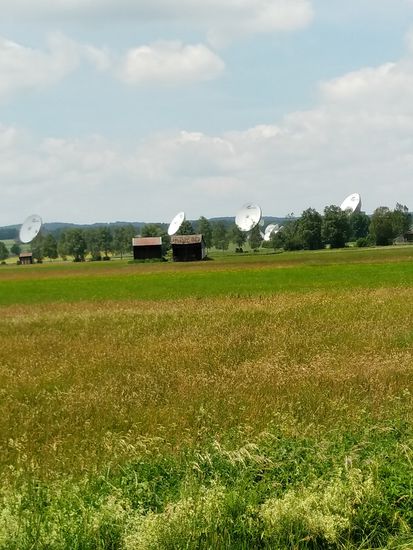 Am südlichen Ortsrand von Raisting wird die Erdfunkstelle mit zahlreichen Parabolantennen passiert.