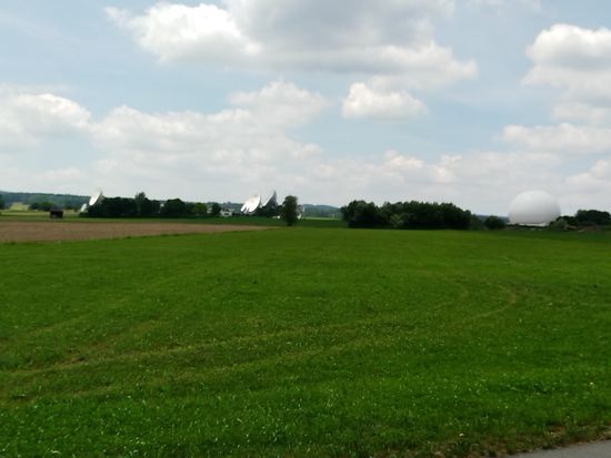 In Bildmitte rechts das Radom von Antenne 1, linkerhand davon mehrere freiliegende Parabolantennen.