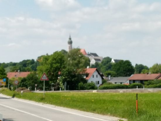 Vorbei ging's am "Heiligen Berg", dem Kloster Andechs, von wo recht laute Festmusik aus anscheinend überdimensionierten Lautsprechern herüberhallte, so daß ich froh war, als ich das Weite gesucht (und gefunden) hatte.