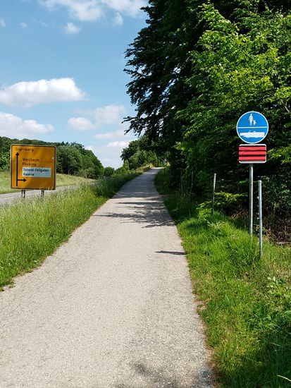 Nicht mehr weit von Starnberg entfernt eine seltsame Streichung der Fahrradbenutzung. Jedoch klärte mich ein überholender Rennradler auf, daß der Weg ohne Einschränkung weiterhin befahren werden kann.