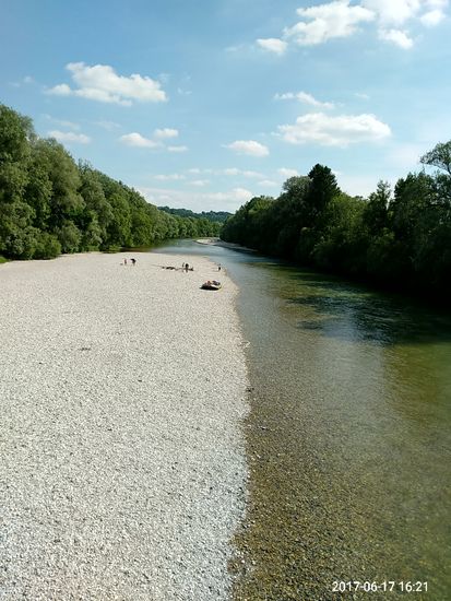 Kurz nach der Benediktinerabtei Kloster Schäftlarn im Isartal und wenige km nördlich von Wolfratshausen wird die von dort anströmende Isar überquert. Blickrichtung hier nach Süden.