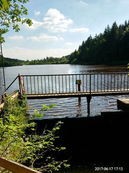Wenige km weiter in östlicher Richtung gibt es eine etwa viertelstündige Verweilpause am Deininger Weiher, einem Moorsee mit guter Bademöglichkeit in einer eiszeitlich geprägten Landschaft.
Dort gibt es auch ein Gasthaus mit Übernachtungsmöglichkeit und einer schönen Terrasse direkt am See.
Die Pause hab ich nochmals dazu genutzt, ein Waffeleis zu genießen, obwohl ich den Deininger Weiher stets damit verbinde, daß mich hier im Kindesalter beim Baden, besser gesagt beim damaligen Eisschlecken, zum ersten Male eine Wespe in eine Schulter stach, als ich mit einem auch von ihr anvisierten Eis in der Hand laufend die Flucht vor ihr ergreifen wollte.
Natürlich unvergesslich dieser Vorfall, aber ein Trauma vor den gelb-schwarzen Plagegeistern entstand deshalb auch nicht.
Soviel zur kurzen Rückerinnerung an meine Kindheit.