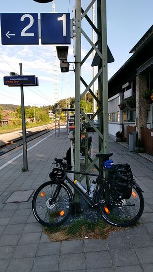 Vor der Abfahrt am Heimatbahnhof Westerham lehnt das Rad an einem Bahnsteigmasten.