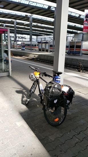 ...wo auf den verspäteten Anschlußzug nach Ulm Hbf mit Ziel in Leipheim bei Günzburg gewartet werden muß.