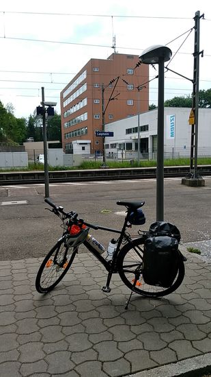 Noch ein offizielles Startfoto am Bahnsteig von Leipheim und die große Kurbelei kann beginnen !