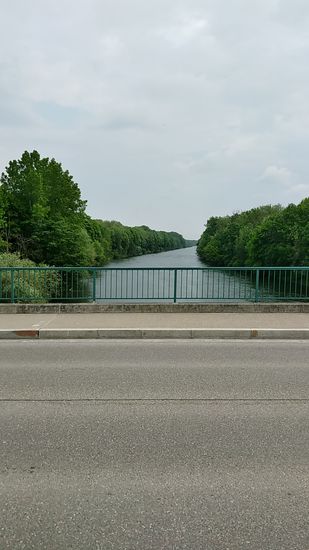 Direkt am Bahnsteig geht's über eine geschwungene Auffahrtsrampe hoch zur Brücke, die über das Hauptobjekt der nächsten Tage, die Donau führt und einen ersten Blick stromabwärts gewährt.