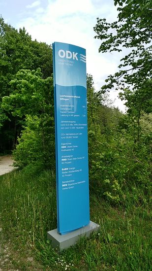 Immer wieder erscheinen Hinweistafeln bzgl. der entlang der Donau postierten Kraftwerke (hier für's Laufwasserkraftwerk Offingen).
