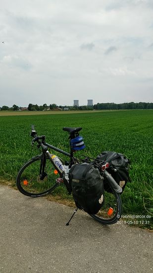In der Ferne erscheinen die zwei Kühltürme des Siedewasserreaktor-Kernkraftwerks Gundremmingen, das ehemals leistungsstärkste KKW in Deutschland.
Block A wird seit 1983 zurückgebaut, Block B zum Jahresende 2017 abgeschaltet, Block C soll spätestens Ende 2021 folgen.