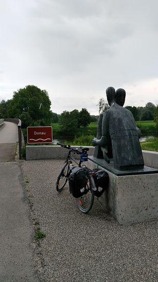Wiedersehen mit der Donaubrücke bei Höchstädt. Vor knapp vier Jahren führte mich eine Radferntour von Glückstadt und Hamburg über diese Brücke weiter über Augsburg und München nach Hause.
Diesmal überquerte ich sie jedoch nicht, sondern folgte weiterhin dem Lauf der Donau in Stromrichtung links.
