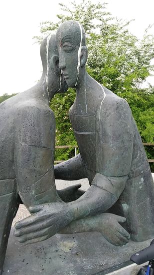 Die Skulptur in Großaufnahme.
Es gibt auch eine weitere Deutungsversion dieser Umarmung, die besagt:
Wenn ihr euren Feind umarmt, ist er in seiner Bewegungsfreiheit eingeschränkt.