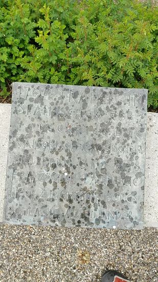 Inschrifttafel an der Skulptur über die damals geschehene Entscheidungsschlacht.
So nebenbei sieht man dicke Regentropfen auf der Steinplatte, die seit der Gegend um Lauingen gelegentlich in "versprengter Form" vom Himmel gesandt wurden, aber nicht in geschlossenen Regen übergingen.
Noch dazu hörten diese sporadischen Regentropfen auch kurz nach der Gegend um Höchstädt auf und um es hier schon einmal vorwegzunehmen, blieb die komplette anschließende Radferntour trocken mit dem zusätzlichen Vorteil dieses ersten Rolltages, daß mich ein angenehmer Rückenwind unterstützte.