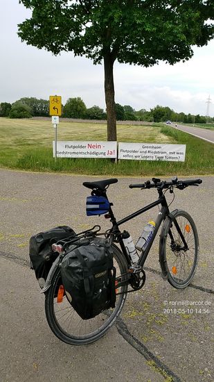 Zahlreiche Protesttransparente begleiten die Bauvorhaben in Form von Flutpoldern entlang der Donau wie hier bei der Ortschaft Gremheim unweit von Höchstädt.