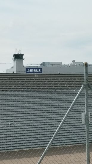 Hinter hohen Sichtschutzzäunen verläuft mein Weg entlang des Helikopterwerks von Airbus (von 1992 - 2013 auch als "Eurocopter" bekannt).
