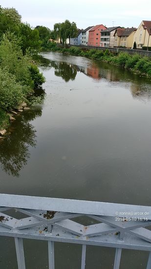 In Donauwörth überquert man auf ihren letzten Metern die Wörnitz, einen 132 km langen linken und nördlichen Donaunebenfluß in Bayern.
Die Wörnitz entspringt in Schillingsfürst auf der Frankenhöhe einem gefassten Brunnen.