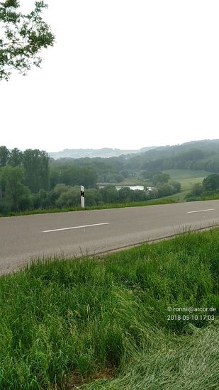 Ab Donauwörth verläuft der Radweg für längere Zeit recht hügelig und man bemerkt immer wieder deutlich die bremsende Kraft der Packtaschen. Hier ein Rückblick auf eine Donauschleife kurz vor der Ortschaft Lechsend. 
Der Radweg verläuft in diesem Bereich von der Donau abgesetzt die von rechterhand ankommende Hauptstraße begleitend.