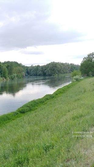 Bei Marxheim-Bruck befindet man sich auf der gegenüberliegenden Seite der Lechmündung in die Donau, wobei hier der Lech in Bildmitte aus südlicher Richtung von der rechterhand anströmenden Donau aufgenommen wird und somit sein Ende nach 256 km Lauflänge hinnehmen muß. 
So läßt sich auch der Ortsname Lechsend von vorhin erschließen, auch wenn diese Ortschaft nicht direkt hier anliegt.