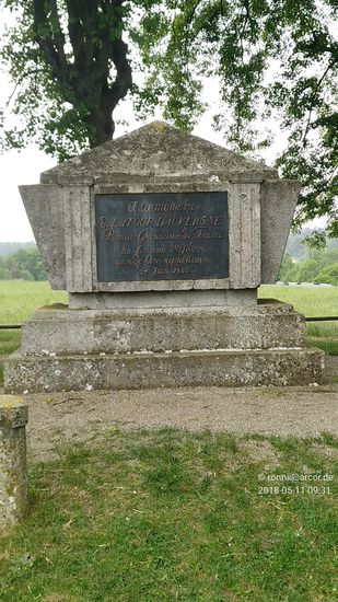Am Ortseingang von Oberhausen befindet sich auf einer Anhöhe das Denkmal für den hier in unmittelbarer Nähe am 27. Juni 1800 gefallenen französischen Soldaten Latour d'Auvergne. 
Dieses Denkmal weiter zu beschreiben, vermeide ich an dieser Stelle, da es zu weit führen würde.
Geschichtsinteressierte Leser dieses Beitrags möchte ich deshalb darauf verweisen, das Thema Latour-Denkmal mittels derer bevorzugten Internet-Suchmaschine weiter zu verfolgen.