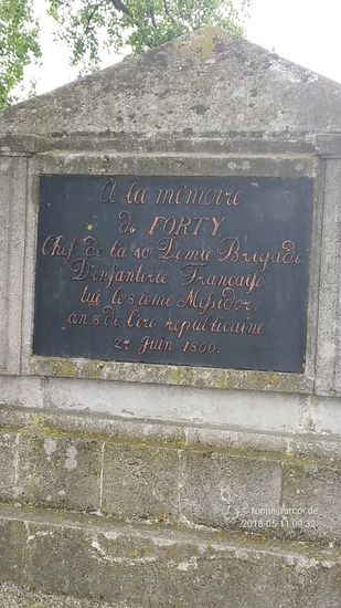 Denkmal mit französischer Inschrift.