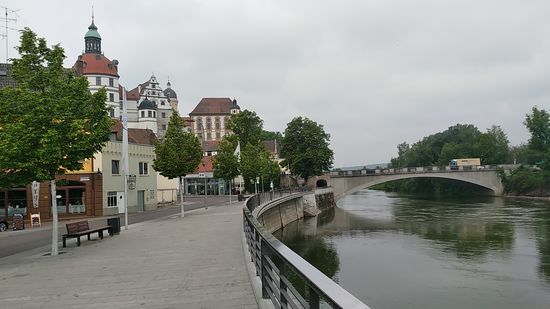 In Neuburg an der Donau angekommen, gibt es einen ersten schönen Blick auf die Donaubrücke, sowie einen Teil von Schloss Neuburg.
