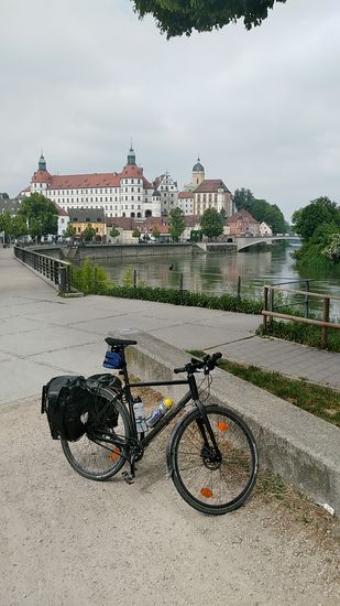 Nach wenigen Pedalumdrehungen fand sich nochmals eine bessere Perspektive auf das Renaissance-Schlossgebäude, das von Pfalzgraf Ottheinrich ab 1527 aus einer bestehenden mittelalterlichen Burganlage, die im Frühmittelalter von den Agilolfingern erbaut, umgestaltet und erweitert wurde.