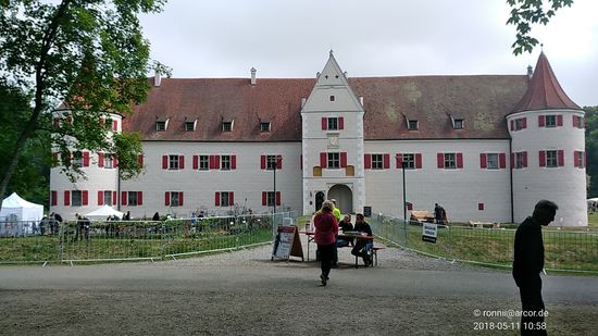Etwa sieben Kilometer östlich von Neuburg / Donau verläuft der Donauradweg entlang des Jagdschlosses Grünau im größten zusammenhängenden Auwaldgebiet Europas.
Dieses ursprüngliche Wasserschloss, dessen Gräben inzwischen verlandet sind, wurde ab 1530 von Pfalzgraf Ottheinrich, der auch Schloss Neuburg gestaltete (s.o.), für seine Ehefrau Susanna von Bayern errichtet.
Heutzutage wird das Jagdschloss Grünau für Konzerte, Gartentage und Weihnachtsmärkte genutzt - weiterhin ist hier auch das Aueninstitut Neuburg untergebracht.