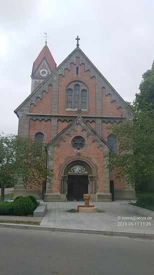 Untypisch für diesen Landstrich (Weichering liegt zwischen Neuburg / Donau und Ingolstadt) zeigt sich dieses Wahrzeichen äußerlich als unverputzter roter Klinkerbau im neuromanischen Stil.