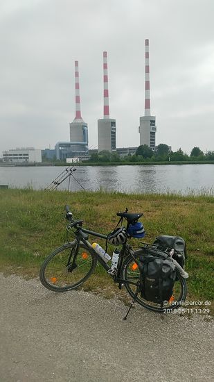 Kraftwerk Irsching nahe der Stadt Vohburg. Sollte zwar vom Betreiber stillgelegt werden, muß aber aufgrund der Systemrelevanz als Kaltreserve zur Gewährleistung der Netzstabilität betriebsbereit bleiben.