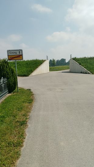 Dieser Damm-Durchlass führt zur Donaufähre Hienheim-Eining.
