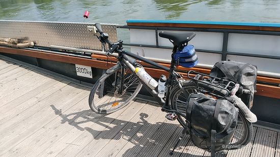 Da ich in meine Fahrtrichtung der einzige Passagier incl. Fahrtmittel war, bestand keinerlei Gefahr die Lastgrenze von 3000 kg zu überschreiten.