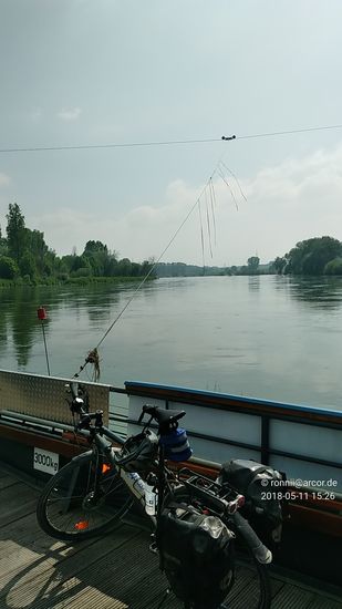 Bei dieser Fährenart handelt es sich um eine Seilfähre, die zur Fortbewegung die Strömung des zu überquerenden Flusses ausnutzt.
Im oberen Bildteil sieht man das über die Donau gespannte Seil, an dem mittels einer Laufkatze ein weiteres Seil zum Boot führt und dieses fixiert.