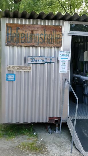 Beim am östlichen Donauufer gelegenen Fähr-Biergarten bekommt man den Hinweis, daß es hier in der Gegend nicht nur eine einzige Befreiungshalle oberhalb vom nicht mehr allzuweit entfernten Kelheim gibt... 