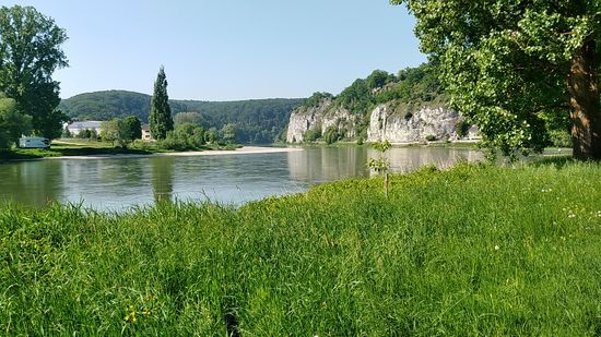Die letzte Felsenformation vor dem dahinterliegenden Kloster Weltenburg. Wie immer bei "Landscape" (Querformat)-Fotos ergibt ein Klick auf den Doppelpfeil im rechten oberen Bildeck eine wirksame Bildvergrößerung.
