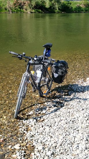 Reifenkühlung meines mit "Staub-Patina" behafteten Rades von der bisher abgelaufenen Ferntour im seichten Wasser des steinigen Klosterstrandes.