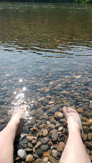 Wie üblich bei zugänglichen Flußufern  gibt es auch hier eine Fußkühlung.