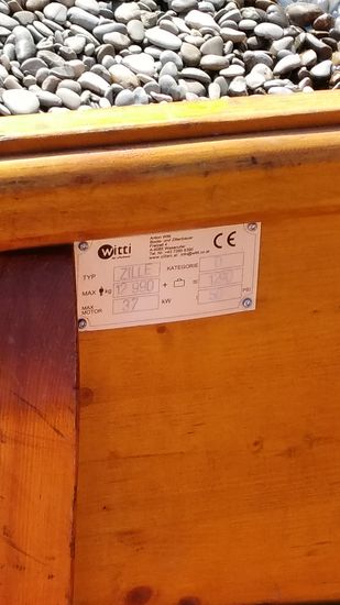 Das Typenschild der Zille:
max. 12 Personen oder 990 kg zzgl. 300 kg Gepäck ergibt 1290 kg Maximallast, die von einem Außenbordmotor mit 37 kW bzw. 50 PS angetrieben wird.