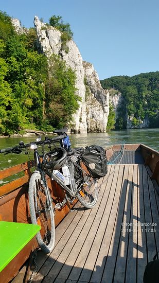 Damit die Zille durch die ungleichmäßige Beladung keine Schlagseite bekommt...