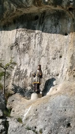 St. Nepomuk in der "Langen Wand". Er ist Schutzpatron der Brücken und aller, die mit Wasser zu tun haben, wie Schiffer, Flößer und Müller.