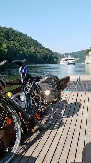 Achtung, Ausflugsdampfer im Gegenverkehr mit Ausweichmanöver.
