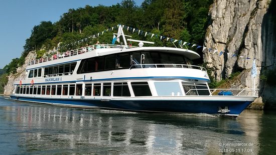 "Maximilian II." passiert in sicherer Entfernung unsere Zille - AHOI !!!