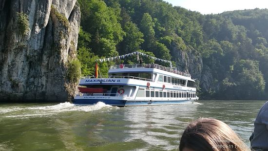 Und schwimmt von dannen.