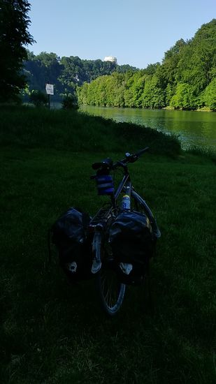 Übrigens hab ich nicht die ganze Strecke nach Kelheim mit der Zille zurückgelegt, sondern bin auf etwa halber Strecke, wo wieder ein Radweg weiterführt, wieder von Bord gegangen. Im Hintergrund sieht man auf dem Höhenrücken zum ersten Male den oberen Teil der über Kelheim thronenden Befreiungshalle.