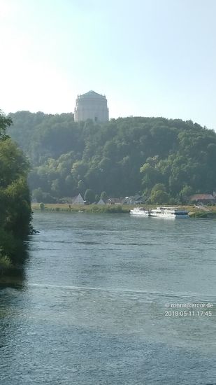 Inzwischen auf der Kelheimer Donaubrücke postiert, hat man den kompletten Blick auf die Befreiungshalle geboten.
Diese wurde im Andenken an die siegreichen Schlachten gegen Napoleon im Verlauf der Befreiungskriege zwischen 1813 und 1815 erbaut.
Auftraggeber war seinerzeit König Ludwig I. von Bayern.