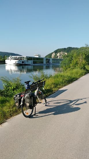 Kurz hinter Kelheim / Saal ist ein Flußkreuzfahrtschiff stromaufwärts unterwegs.